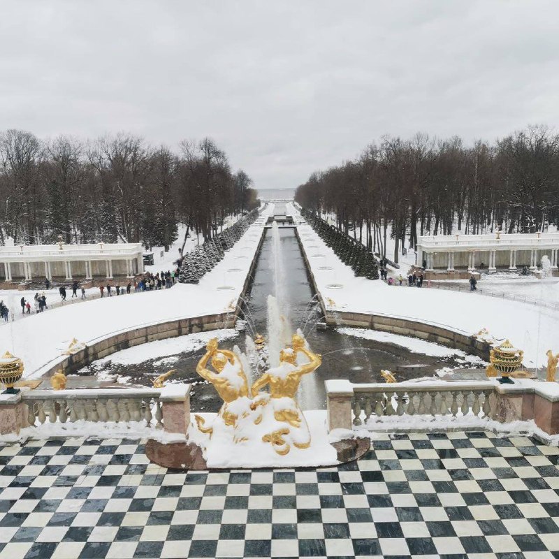 Прошедший снегопад не стал помехой для запуска фонтанов в Петергофе.