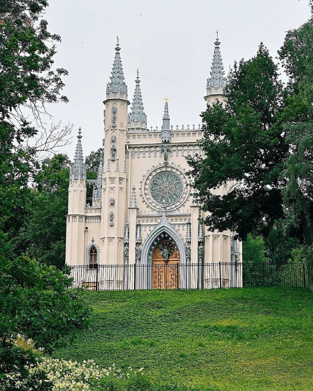 Лето в парке Александрия в Петергофе