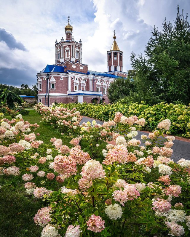 Солотчинский женский монастырь, который напоминает райский сад